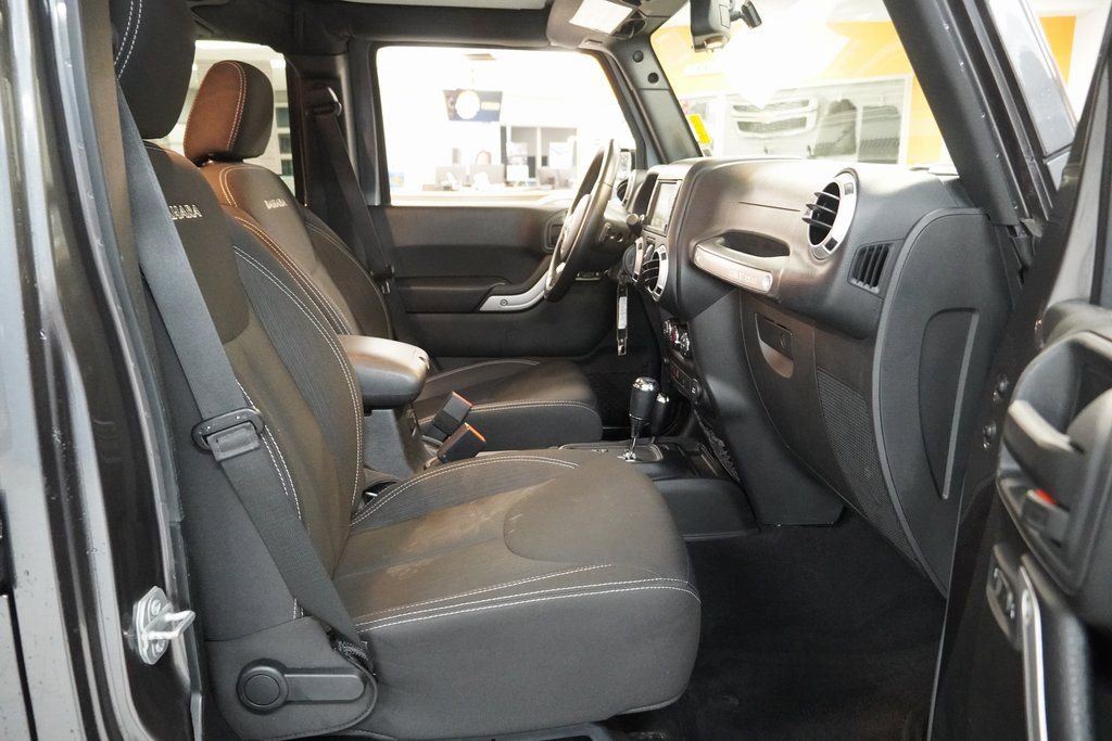 Used 2016 Jeep Wrangler Unlimited Sahara w/ Connectivity Group image 32