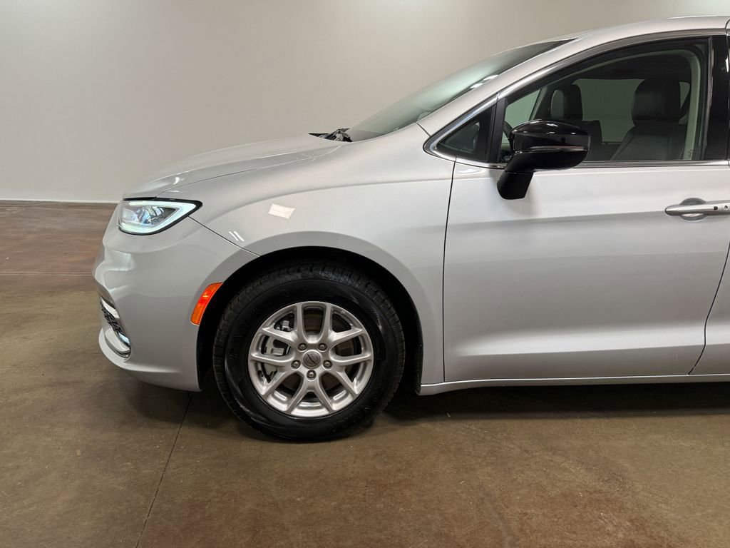 Used 2024 Chrysler Pacifica Touring-L image 38