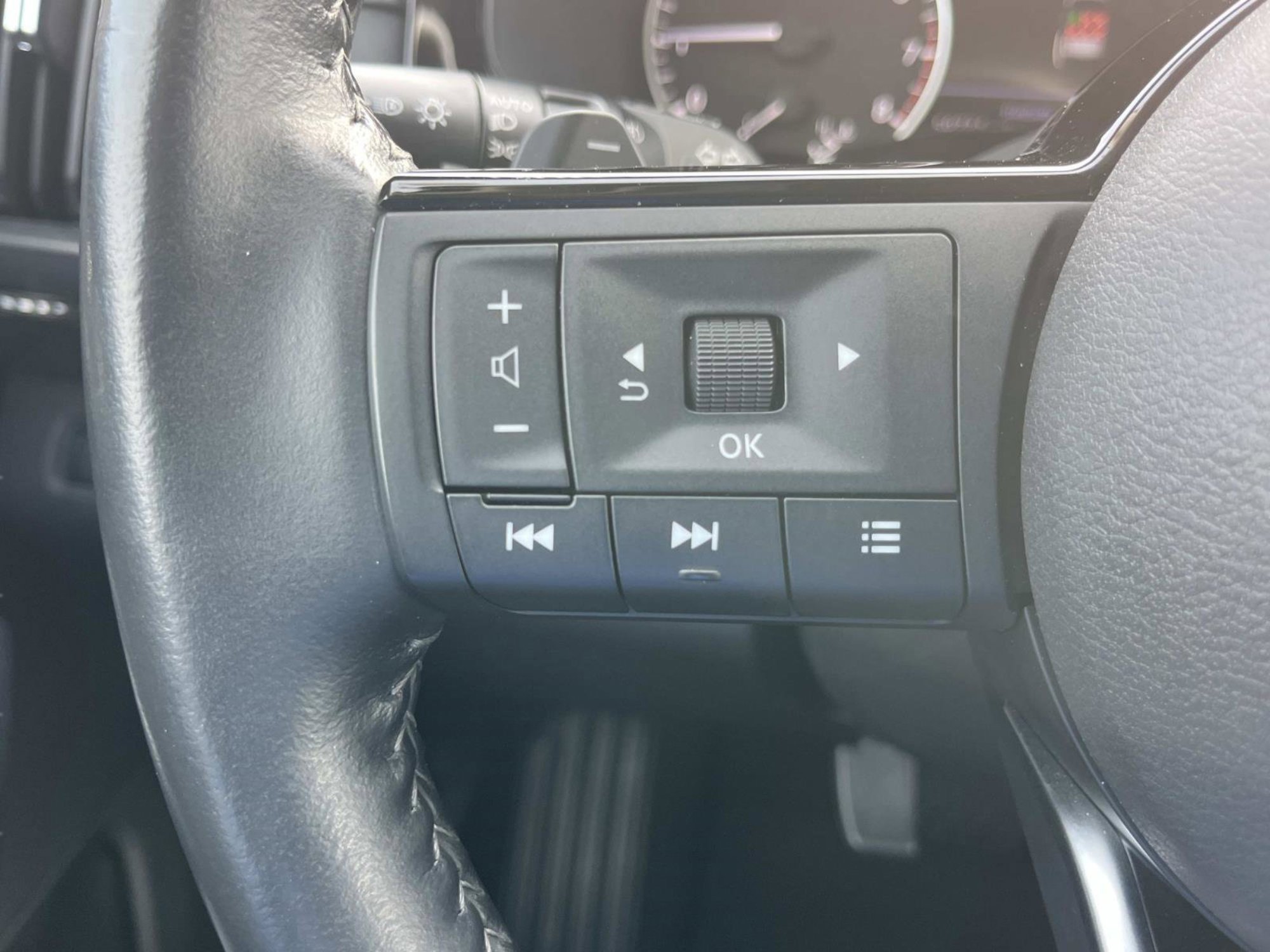 Used 2022 Nissan Pathfinder SL w/ SL Black Package image 31