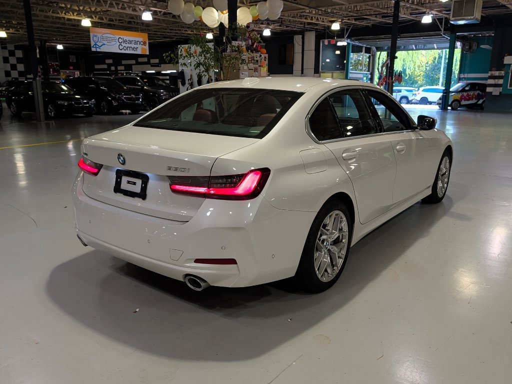 Certified 2025 BMW 330i xDrive Sedan w/ Premium Package AWD/4WD image 9