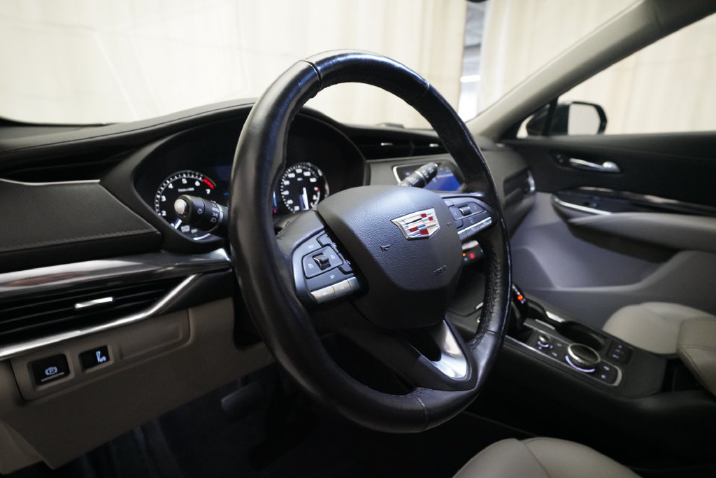 Used 2020 Cadillac XT4 Luxury w/ Cold Weather Package AWD/4WD image 8