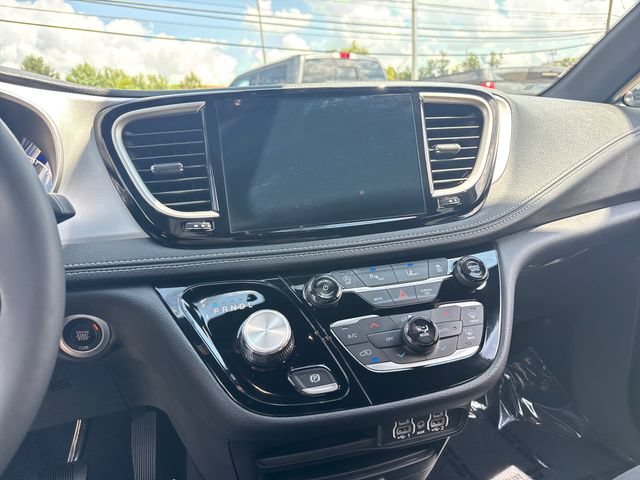 Used 2024 Chrysler Pacifica Touring FWD image 18
