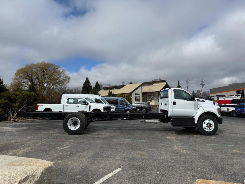 New 2027 Ford F750 2WD Regular Cab Super Duty image 2