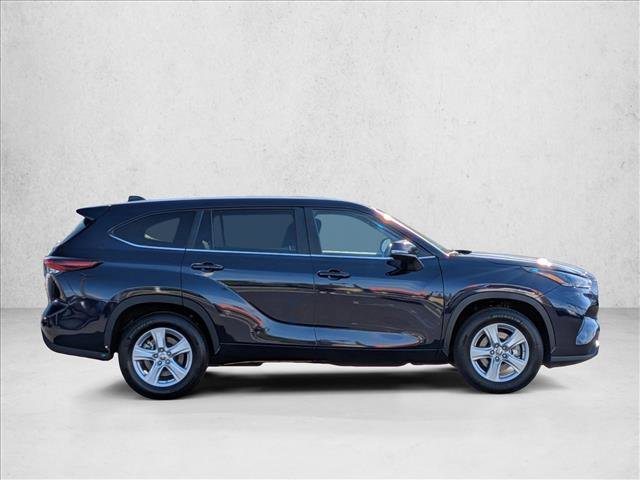 Used 2025 Toyota Highlander LE image 4