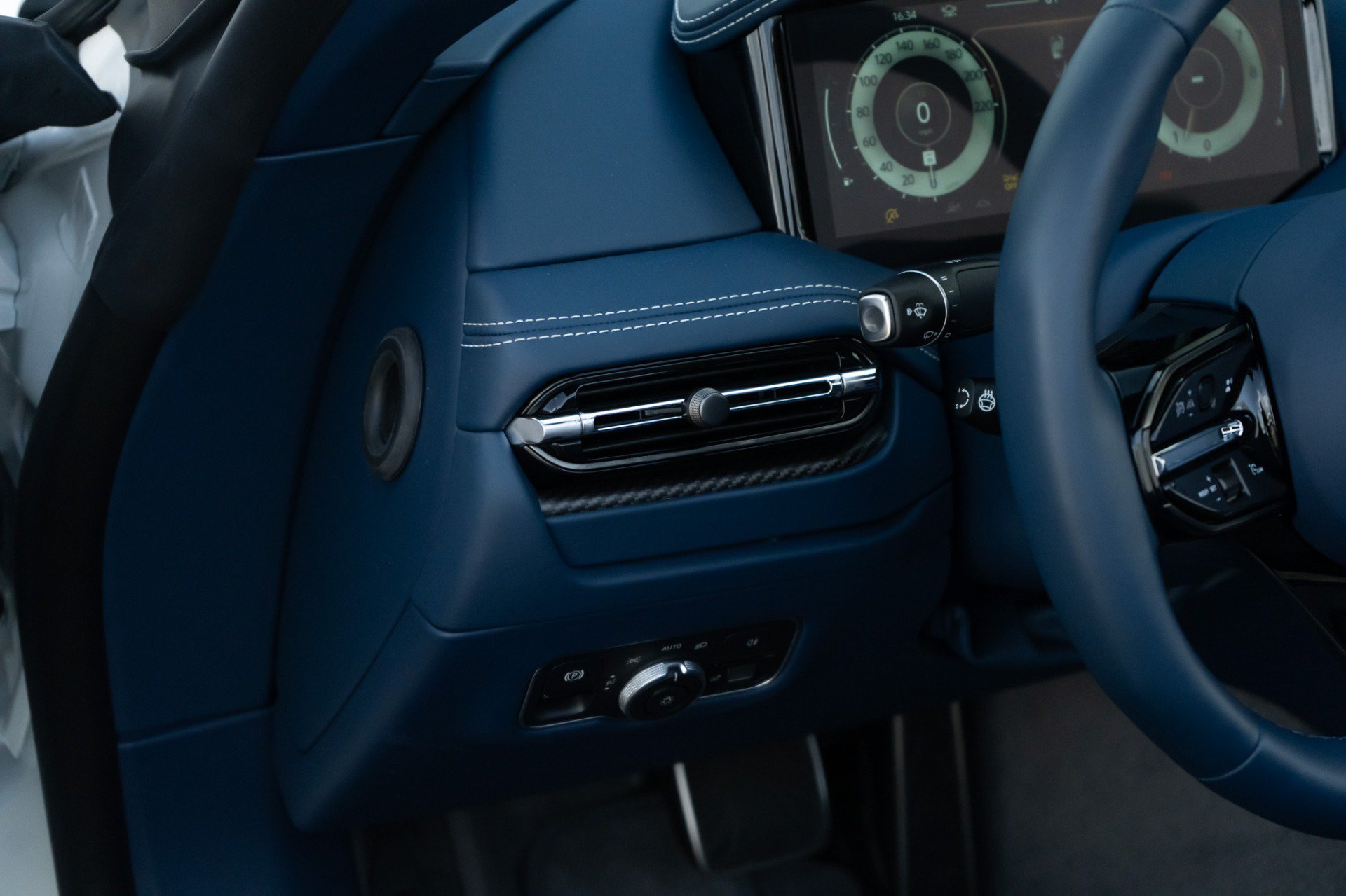 Used 2025 Aston Martin DB12 Convertible RWD image 24