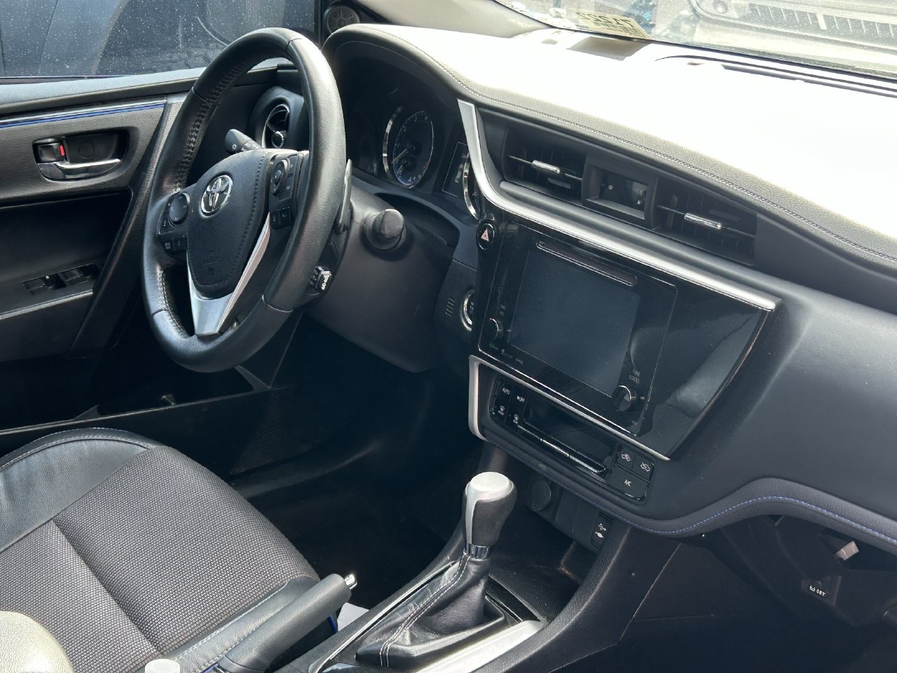 Used 2019 Toyota Corolla SE w/ SE Premium Package FWD image 6