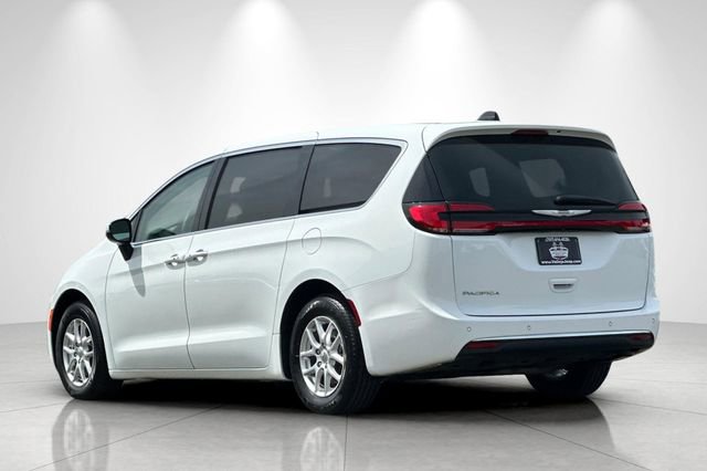 Used 2023 Chrysler Pacifica Touring-L FWD image 6