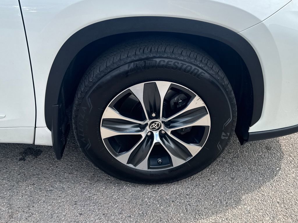 Used 2021 Toyota Highlander XLE AWD/4WD image 47