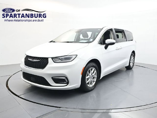 Used 2023 Chrysler Pacifica Touring-L FWD image 3