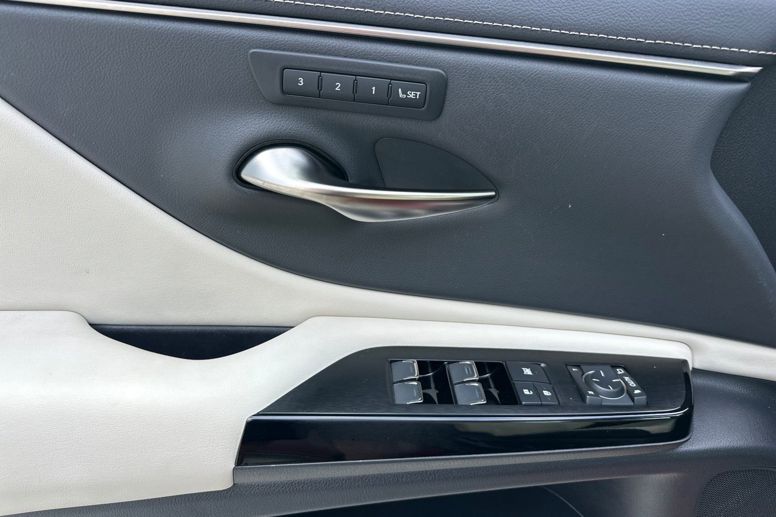 Used 2023 Lexus ES 350 w/ Premium Package FWD image 10