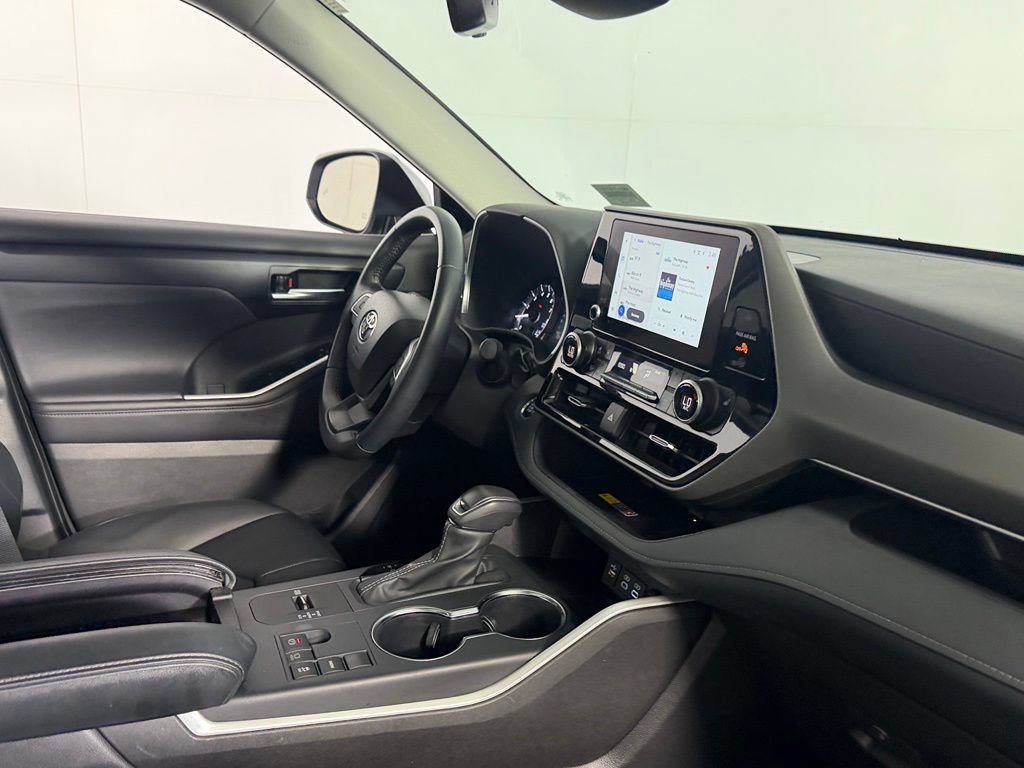 Used 2025 Toyota Highlander XLE FWD image 35