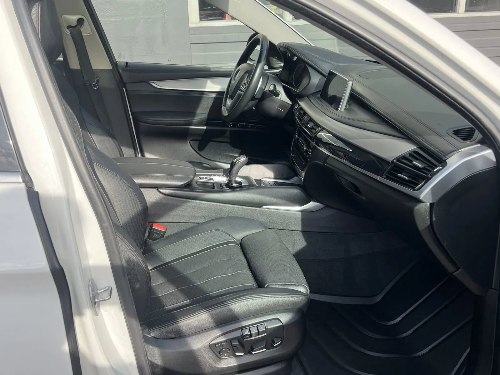 Used 2016 BMW X6 xDrive50i w/ Executive Package image 15