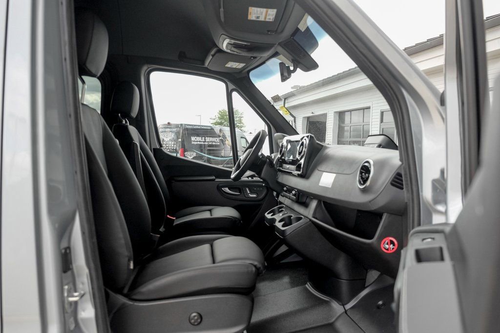 Used 2025 Mercedes-Benz Sprinter 2500 image 24