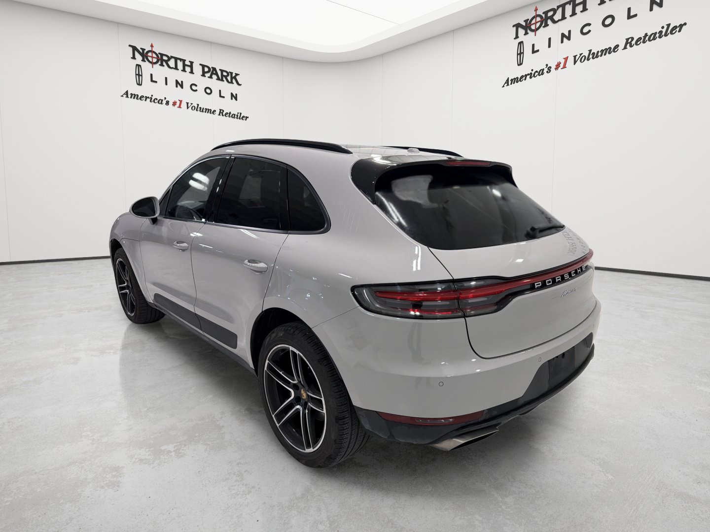 Used 2021 Porsche Macan AWD/4WD image 3