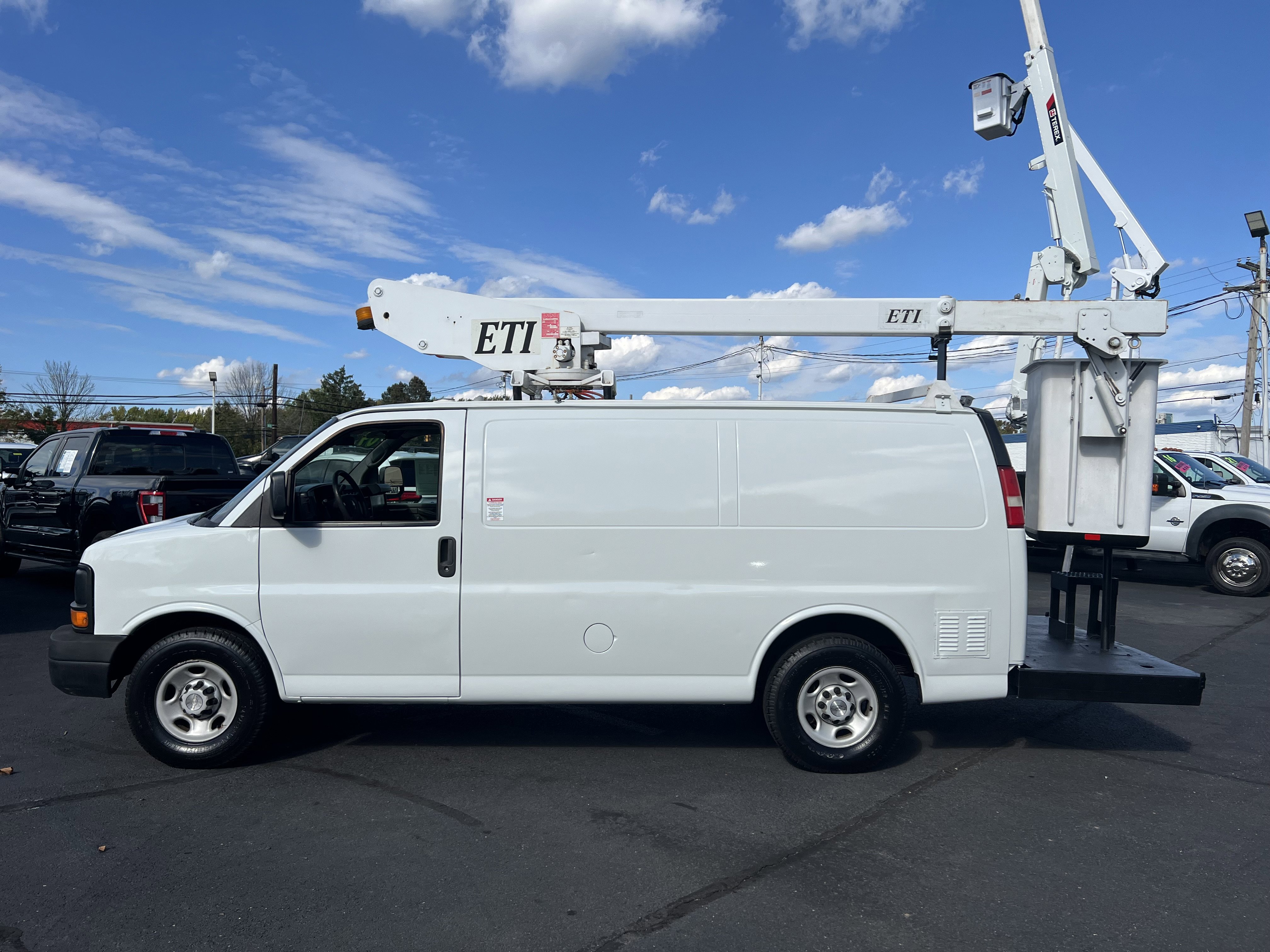 Used 2009 Chevrolet Express 3500 image 4