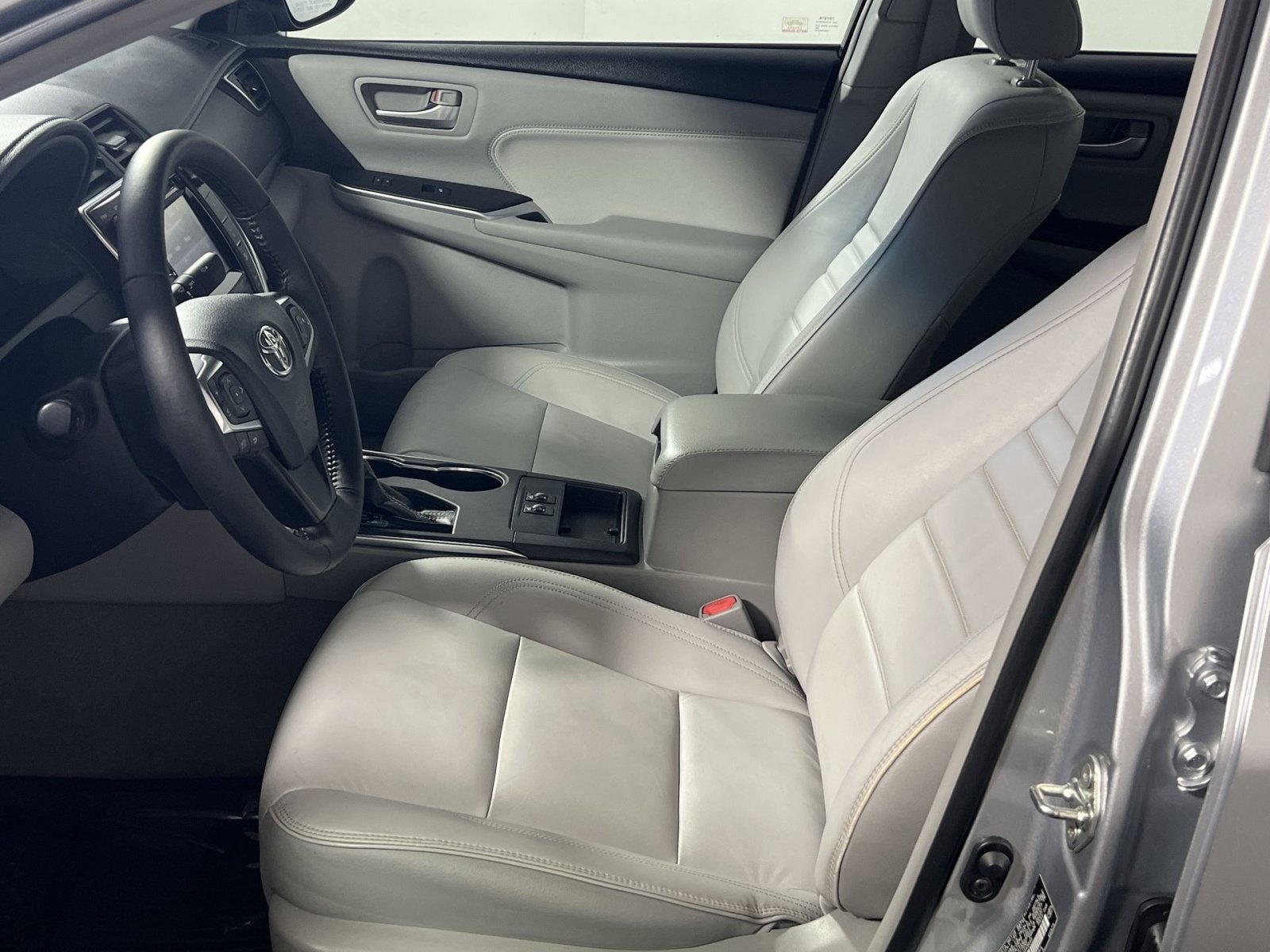 Used 2016 Toyota Camry XLE FWD image 11