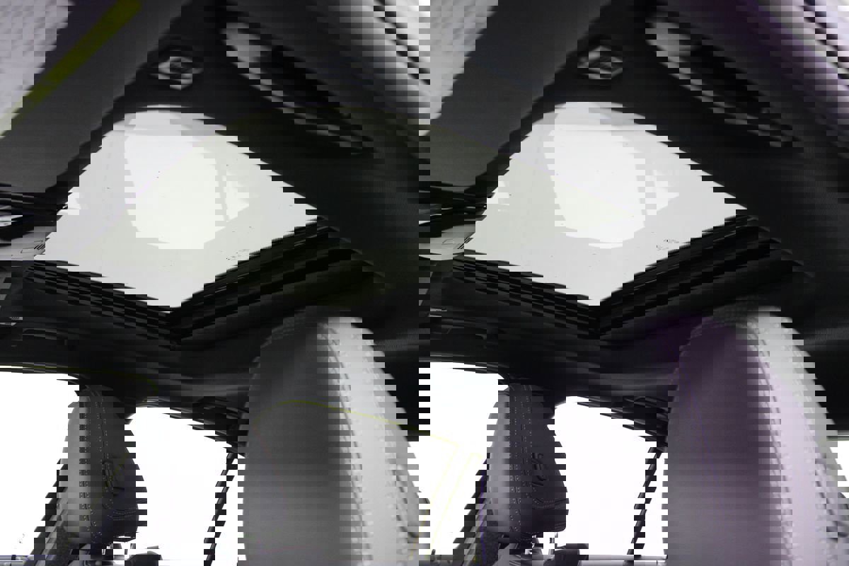 Used 2021 BMW 330e w/ M Sport Package image 9