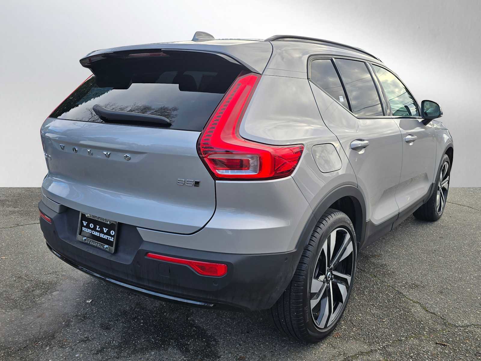 Certified 2025 Volvo XC40 B5 Plus w/ Climate Package image 3