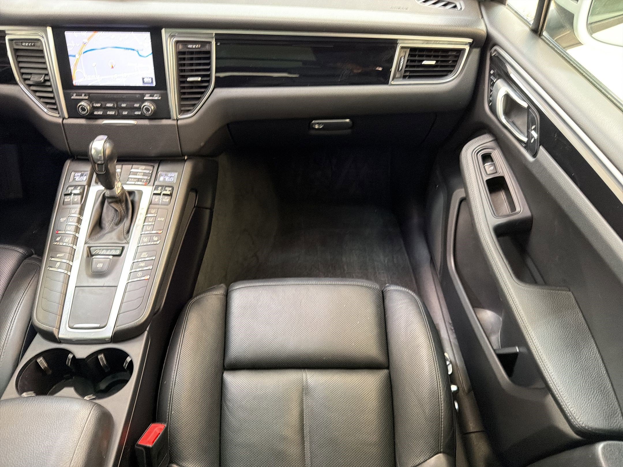 Used 2018 Porsche Macan AWD/4WD image 28