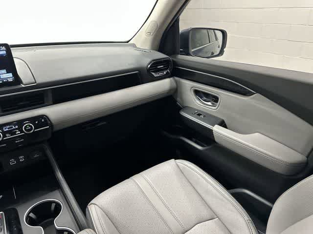 Used 2025 Honda Pilot Elite image 13