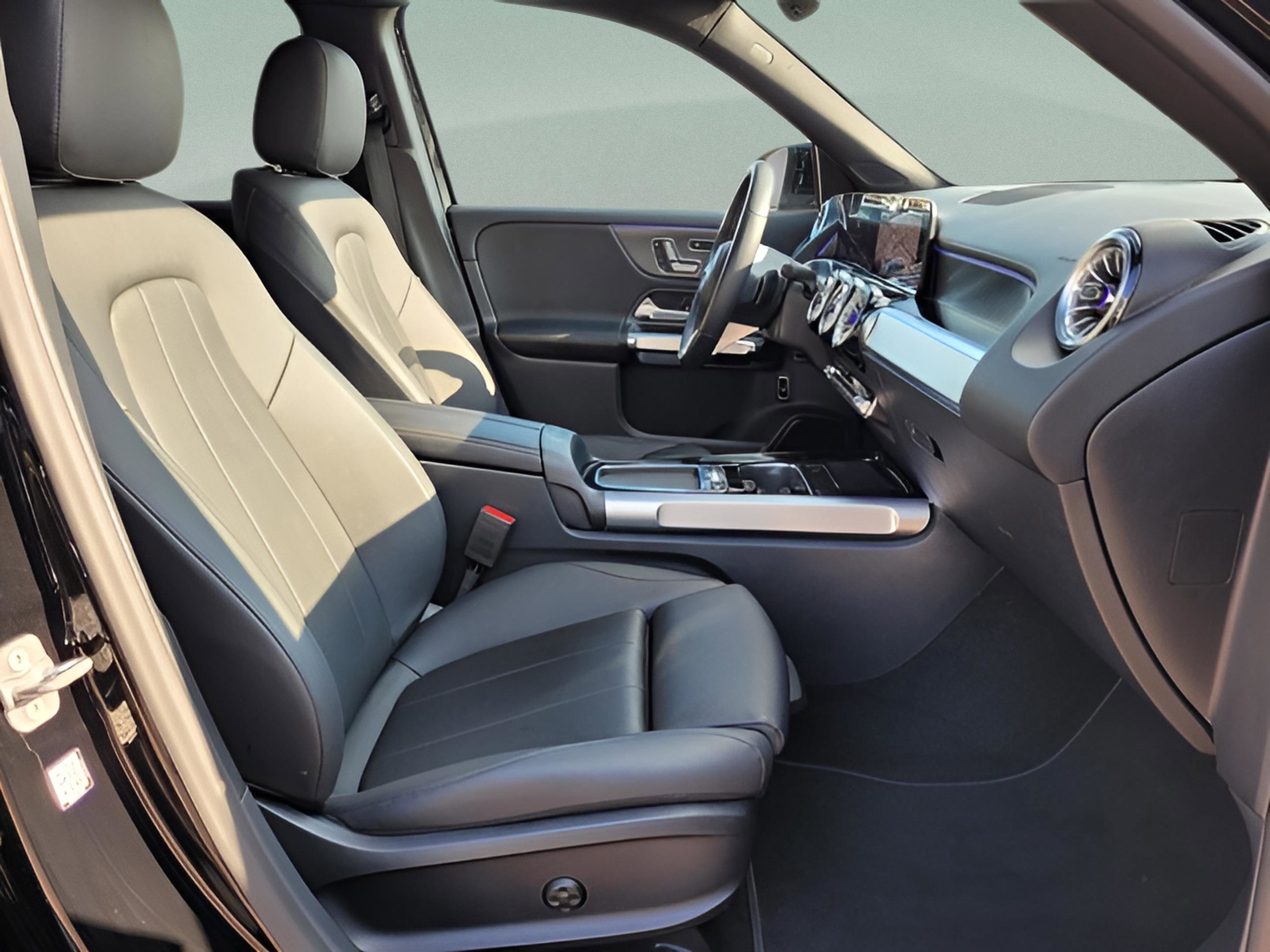 Used 2024 Mercedes-Benz GLB 250 w/ Driver Assistance Package image 18