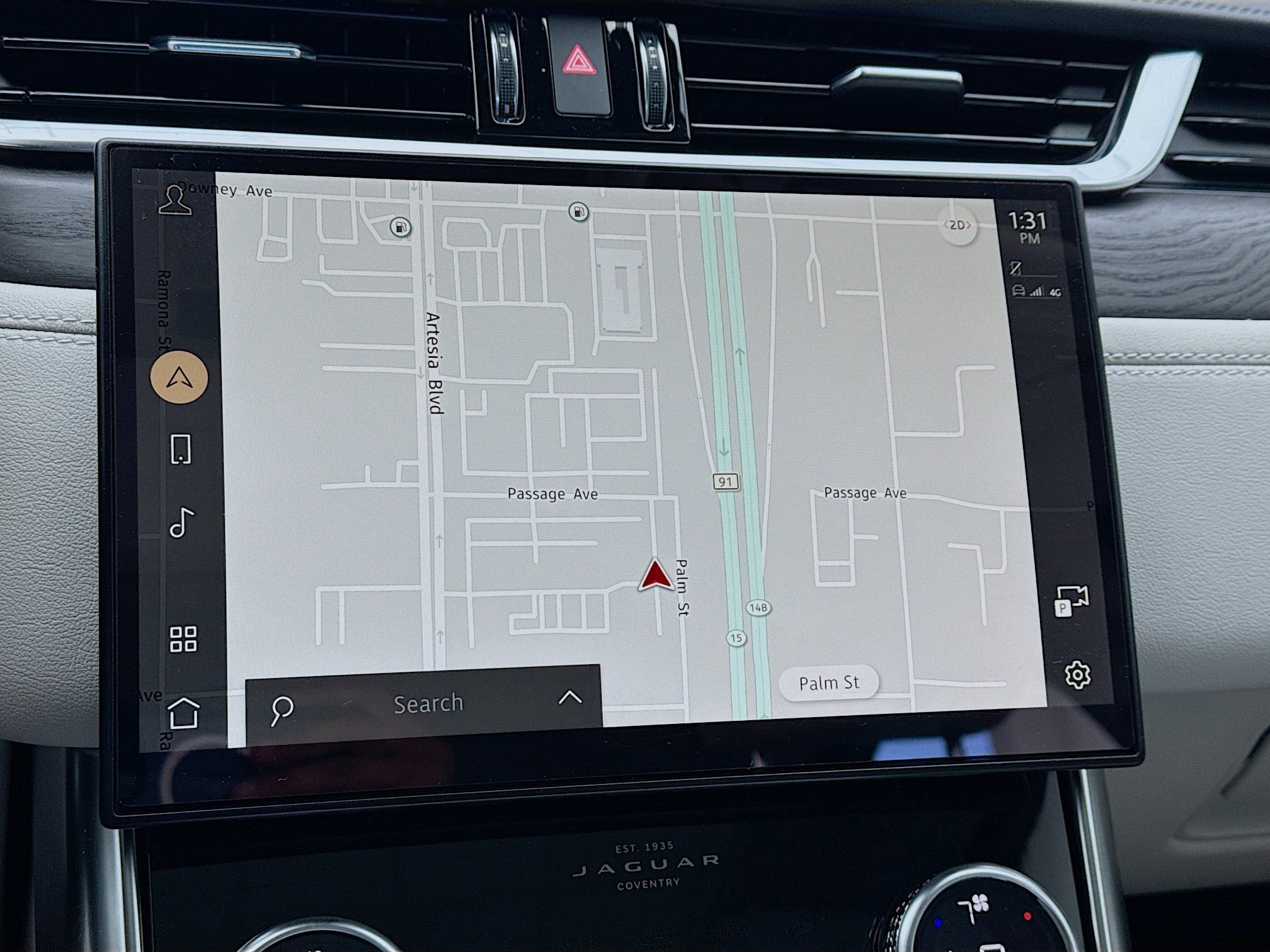 Used 2022 Jaguar XF SE RWD image 9