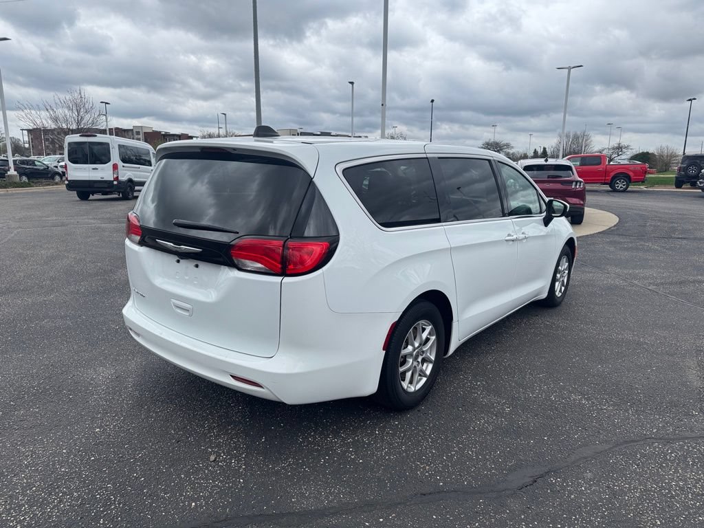 Used 2023 Chrysler Voyager LX FWD image 5