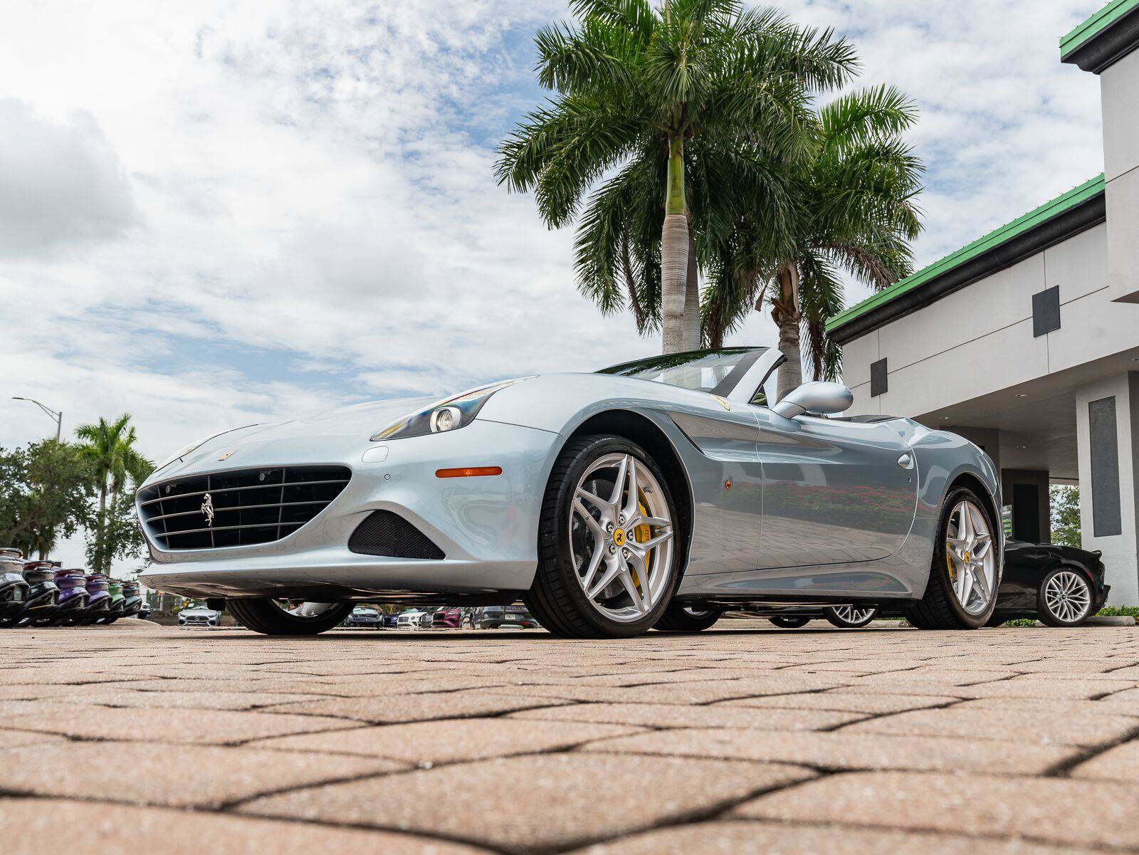 Used 2016 Ferrari California T RWD image 9