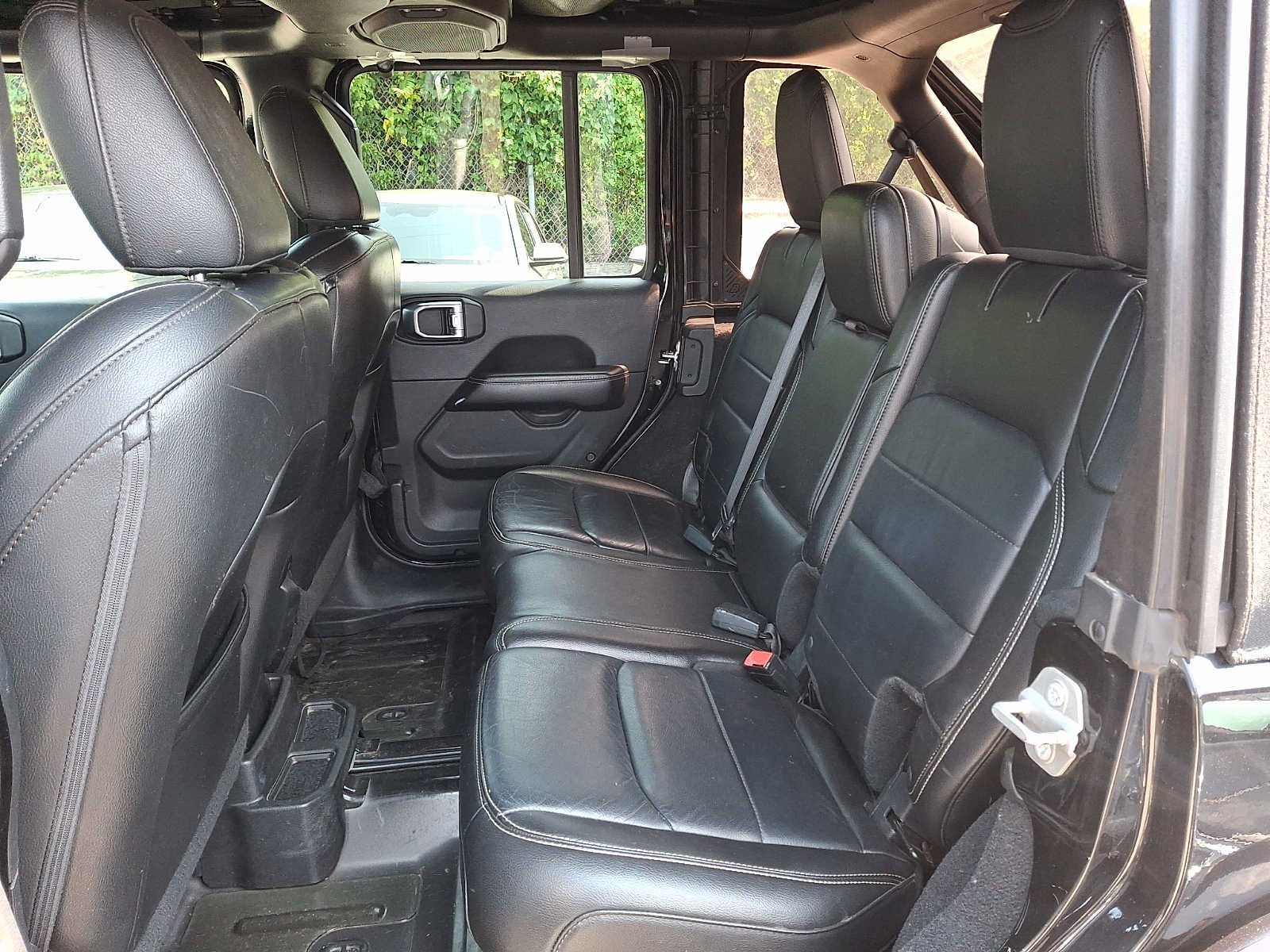 Used 2018 Jeep Wrangler Unlimited Sahara AWD/4WD image 8