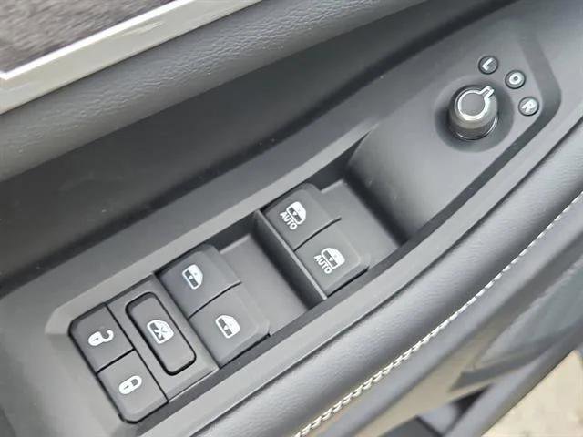 Certified 2025 Jeep Grand Cherokee L Limited w/ Luxury Tech Group II image 18