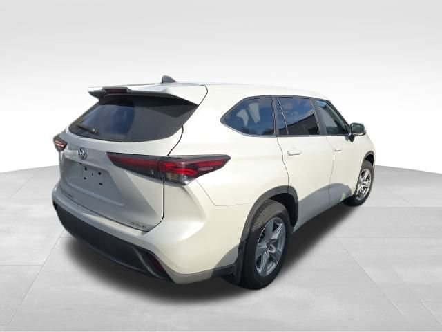 Used 2025 Toyota Highlander LE image 6