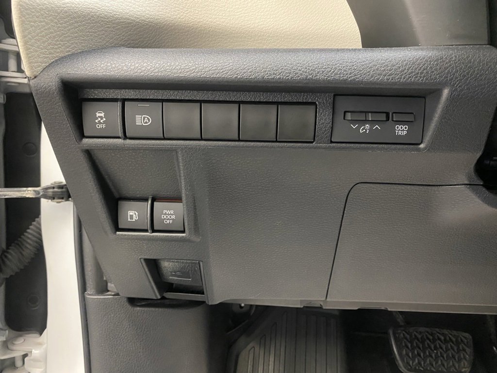 Used 2022 Toyota Sienna Limited image 27