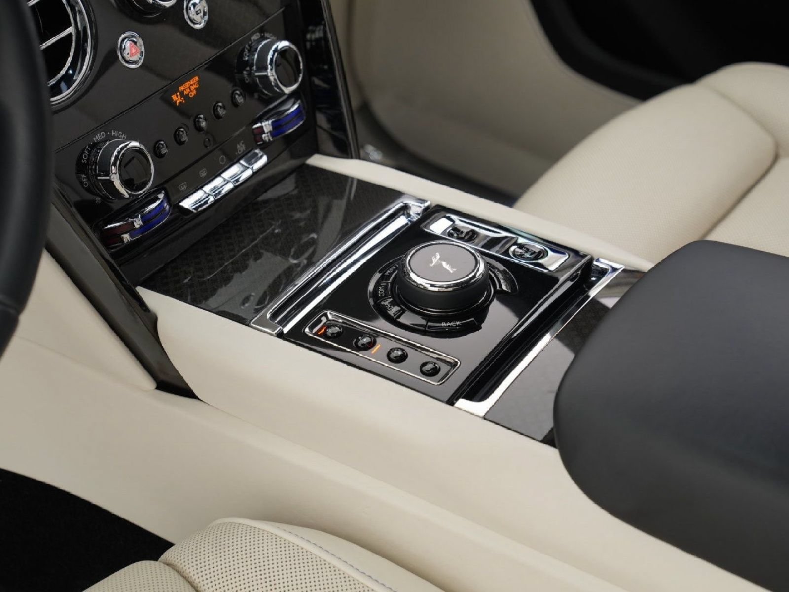 Certified 2021 Rolls-Royce Cullinan Black Badge AWD/4WD image 20