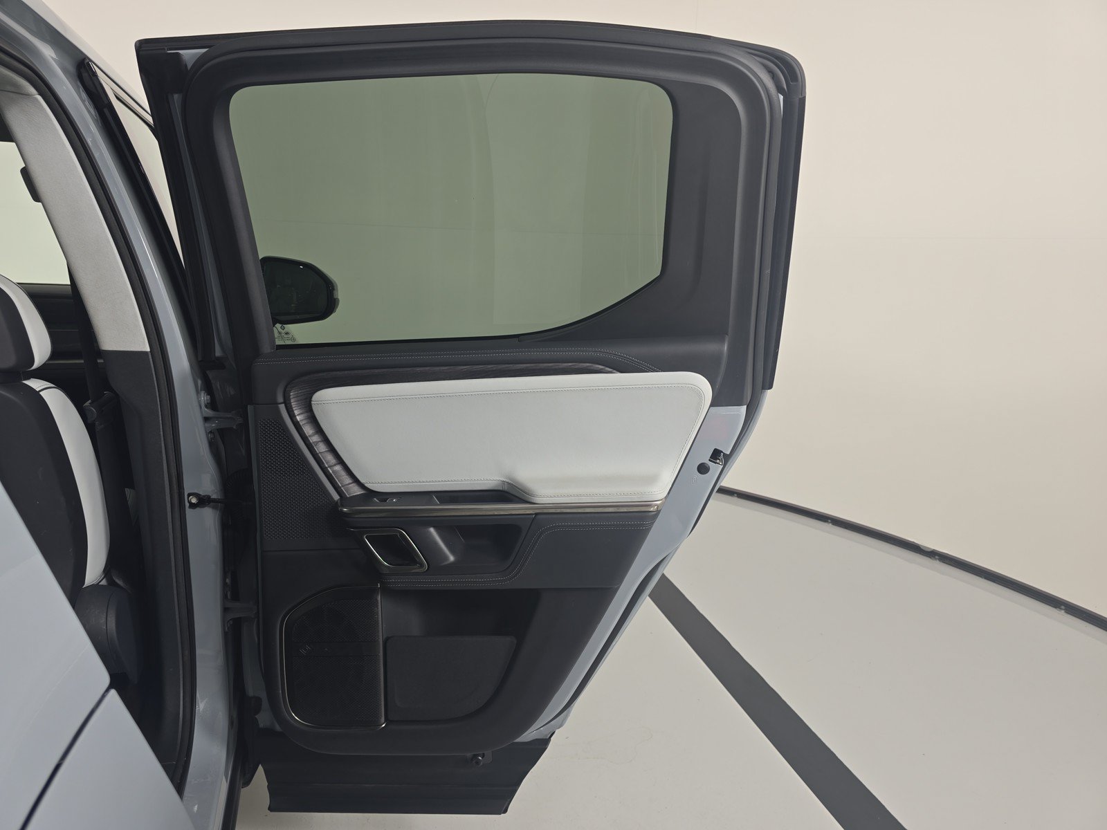 Used 2023 Rivian R1T Adventure AWD/4WD image 19