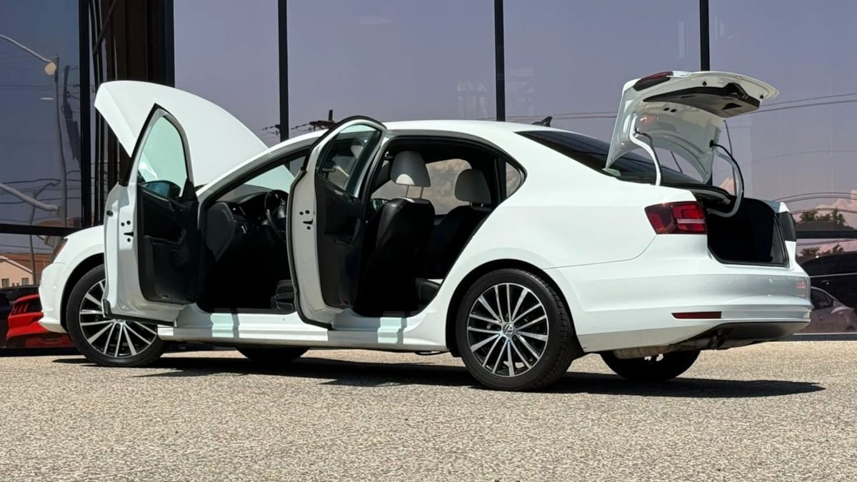 Used 2016 Volkswagen Jetta Sport FWD image 29