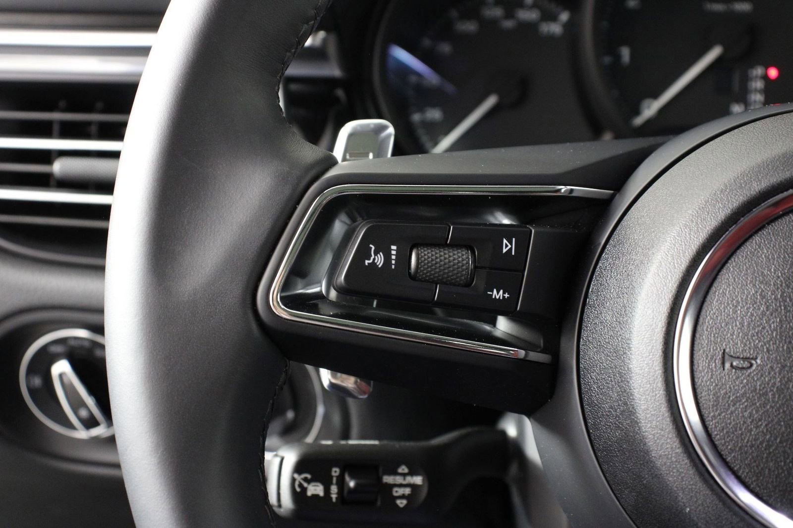 Certified 2025 Porsche Macan image 14