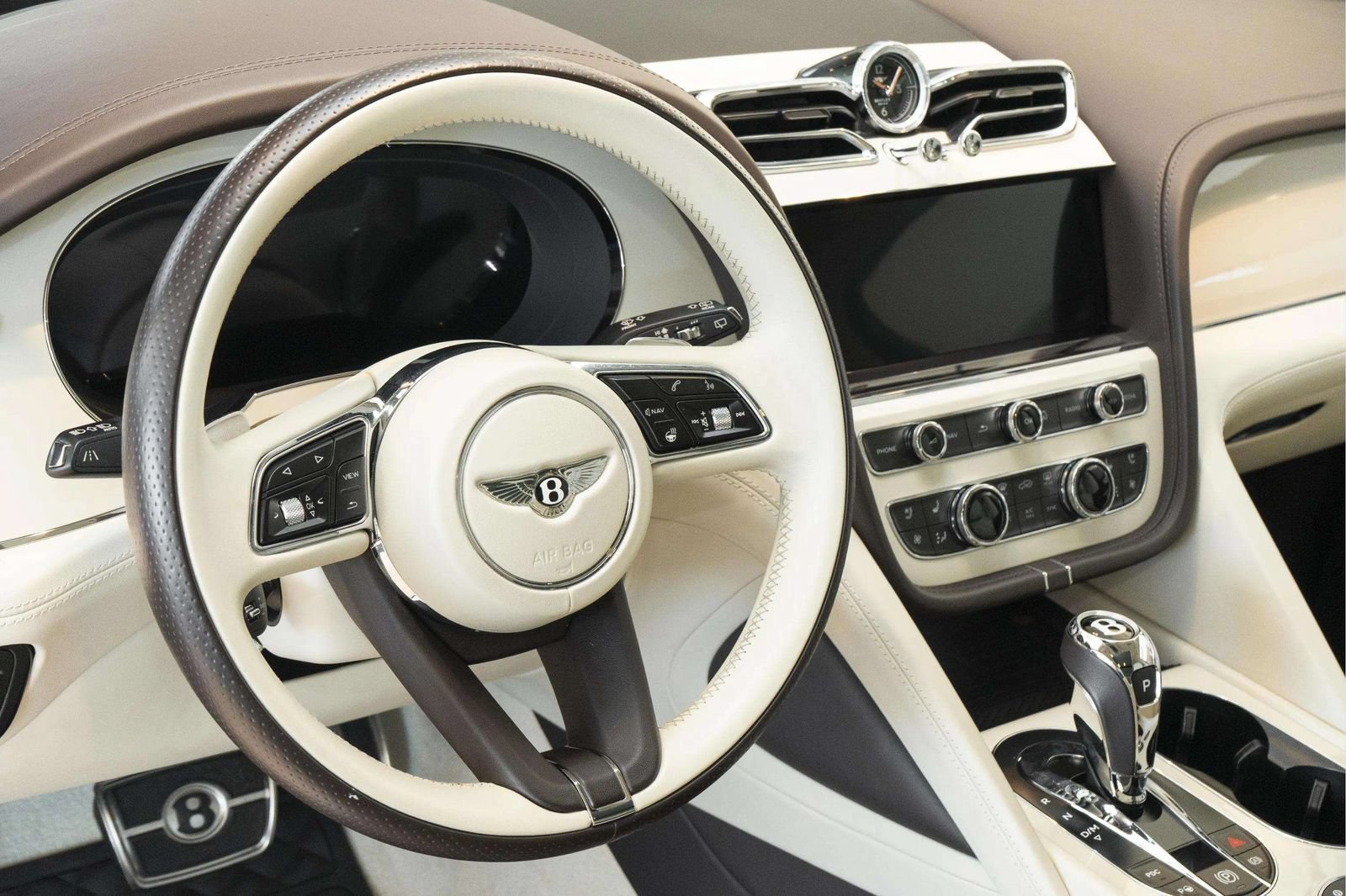 Used 2022 Bentley Bentayga AWD/4WD image 34