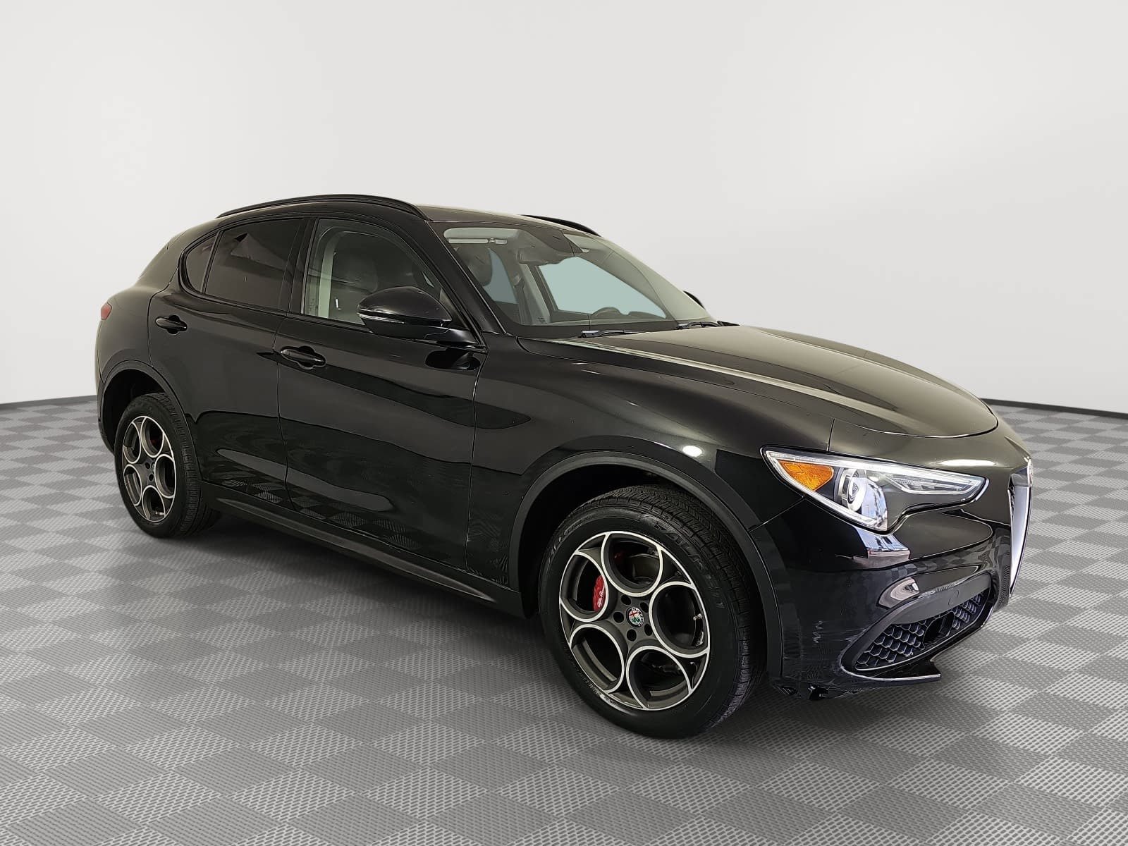 Used 2018 Alfa Romeo Stelvio Sport w/ Quick Order Package 22J Sport AWD/4WD image 2