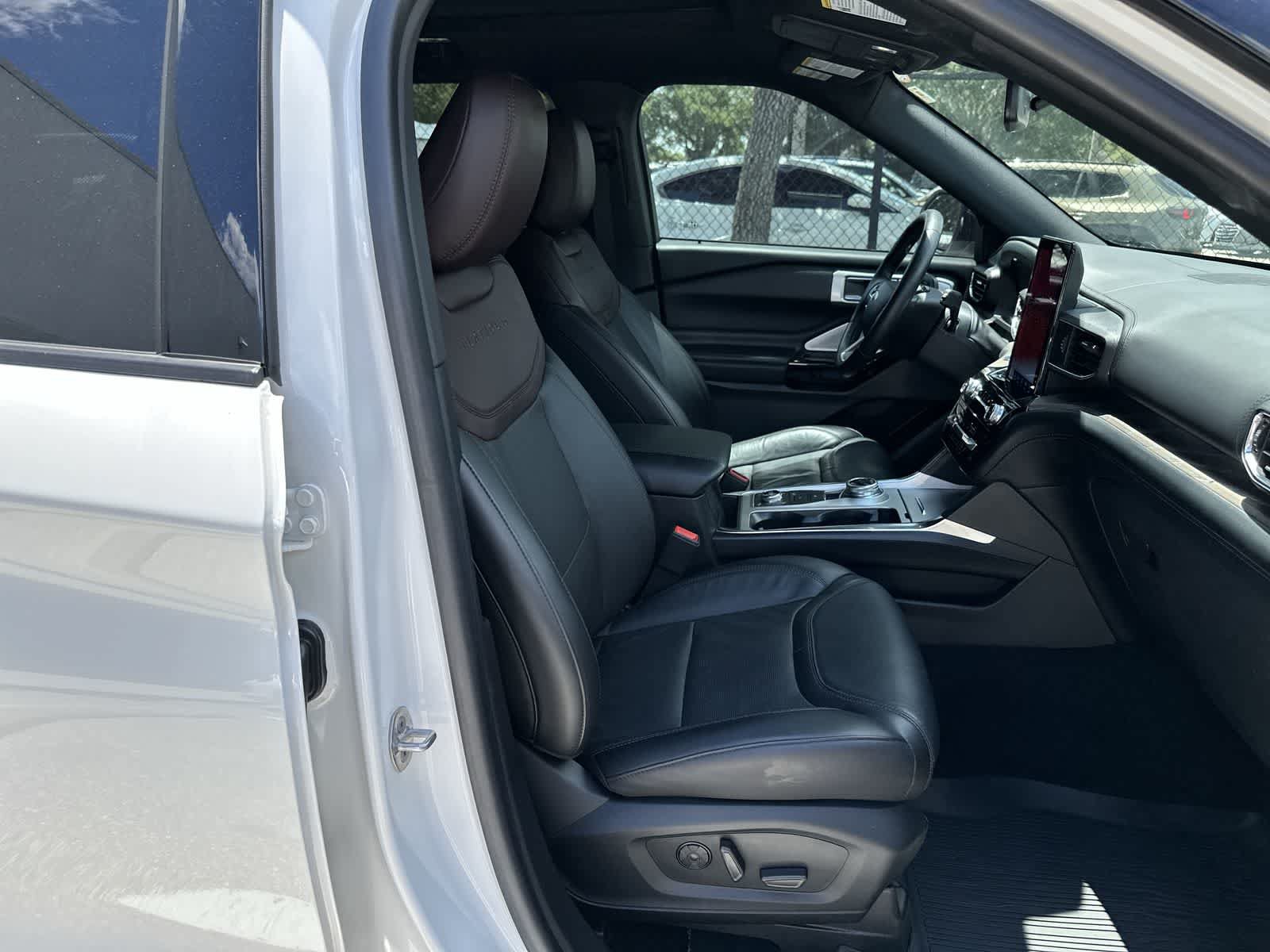 Used 2022 Ford Explorer Platinum w/ Equipment Group 601A AWD/4WD image 9