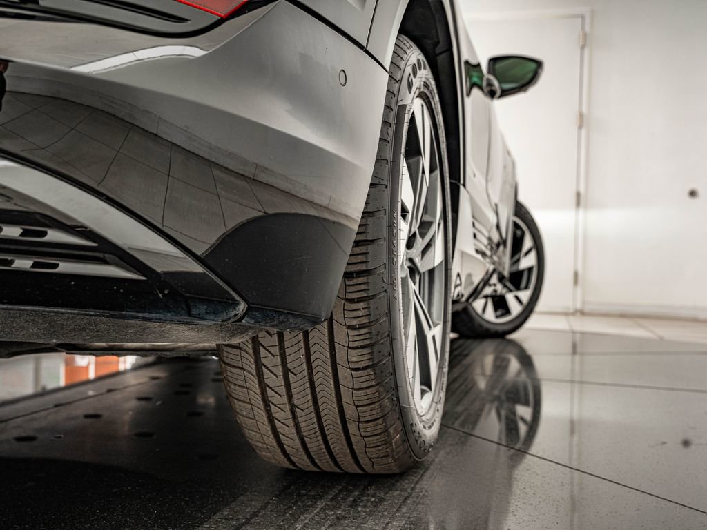 Used 2022 Audi e-tron Premium w/ Convenience Plus Package image 42