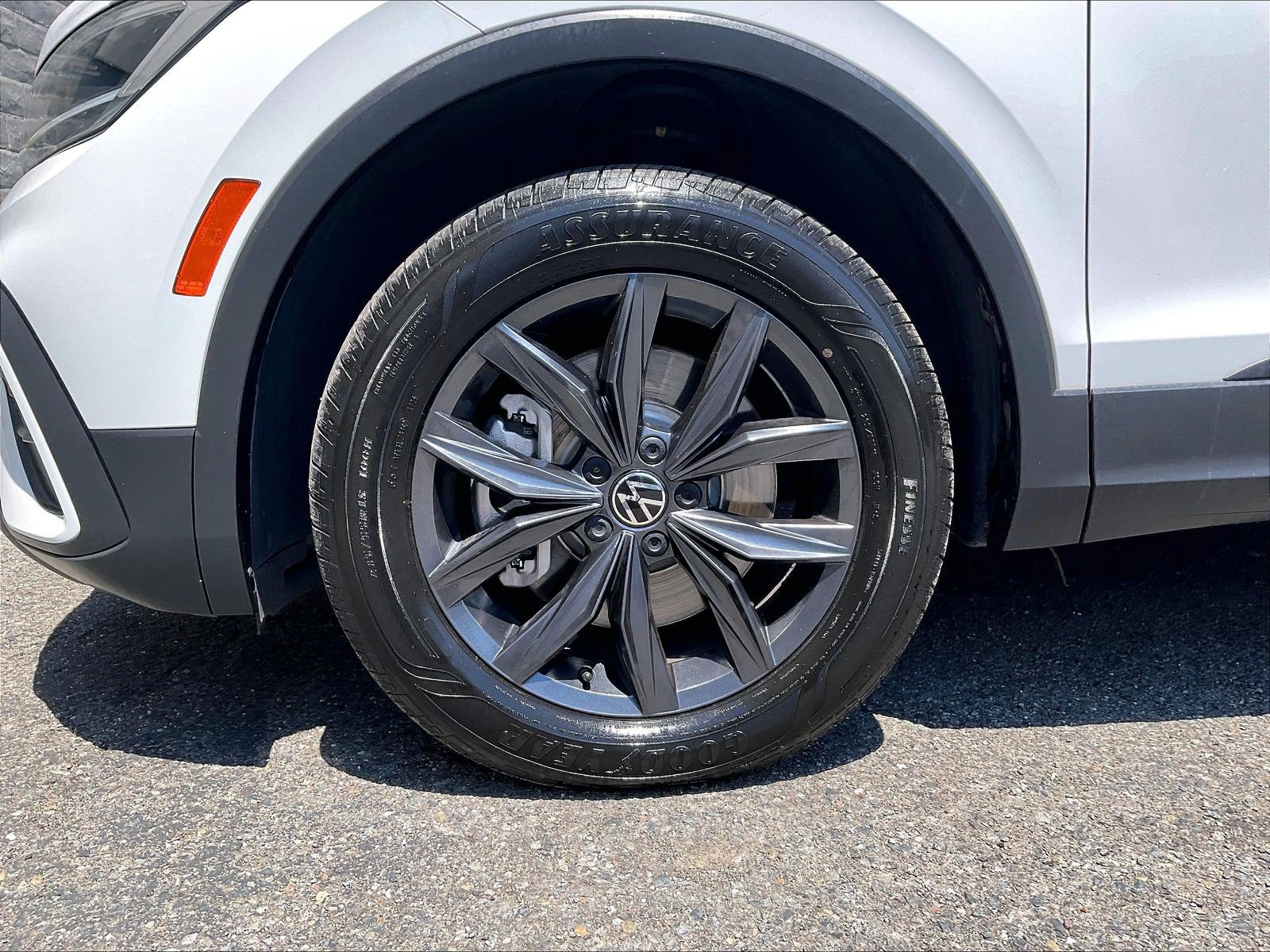 Certified 2022 Volkswagen Tiguan SE w/ Panoramic Sunroof Package AWD/4WD image 8