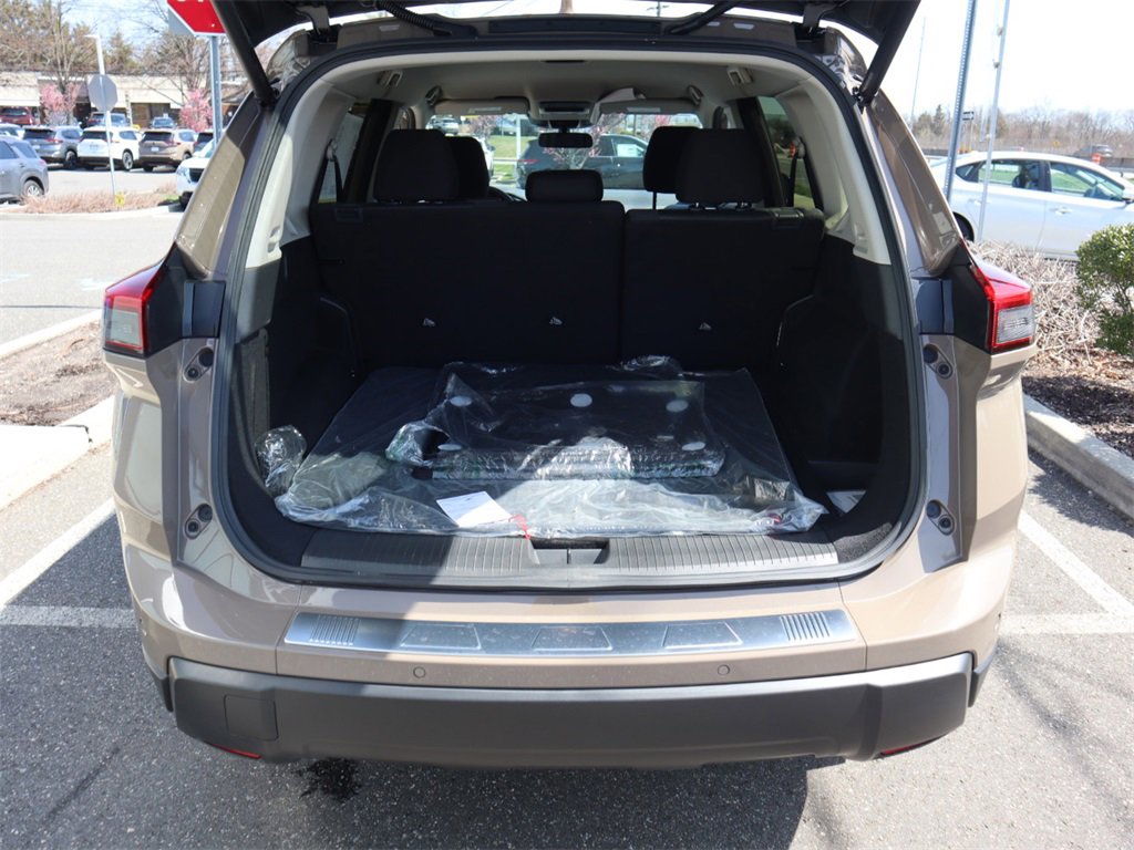 Certified 2025 Nissan Rogue SV image 28