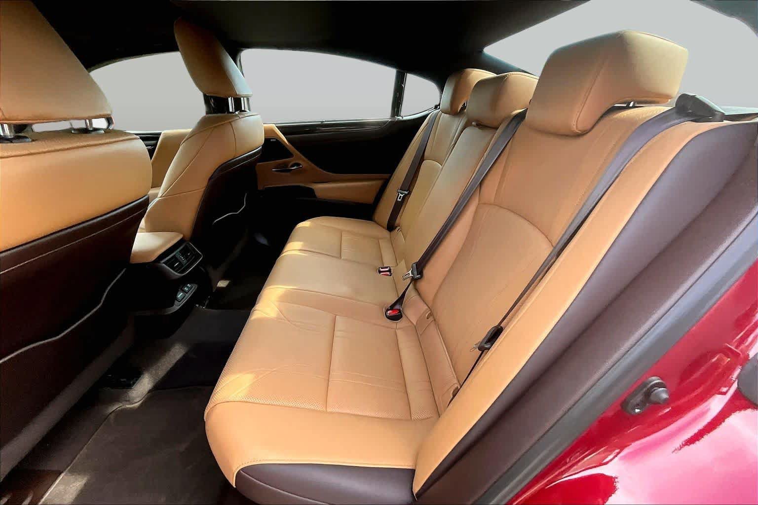 Used 2019 Lexus ES 300h Ultra Luxury w/ Accessory Package 2 FWD image 21