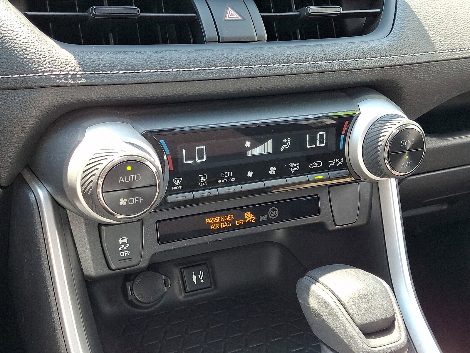 Used 2019 Toyota RAV4 XLE w/ Carpet Mat Package AWD/4WD image 18