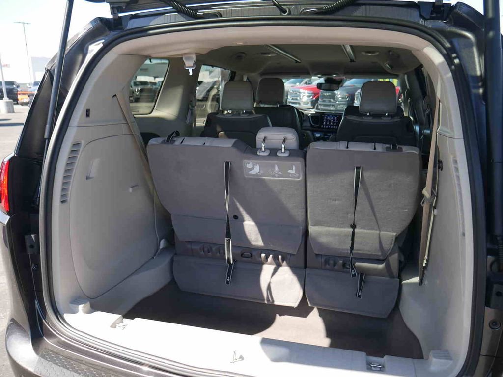 Used 2019 Chrysler Pacifica Touring-L w/ Advanced Safetytec Group image 8
