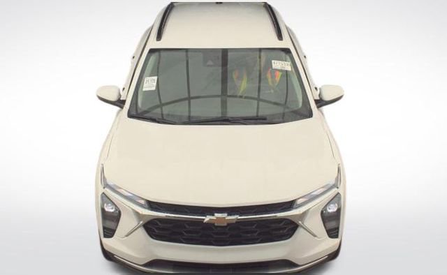 Used 2025 Chevrolet Trax LT w/ LT Convenience Package image 2