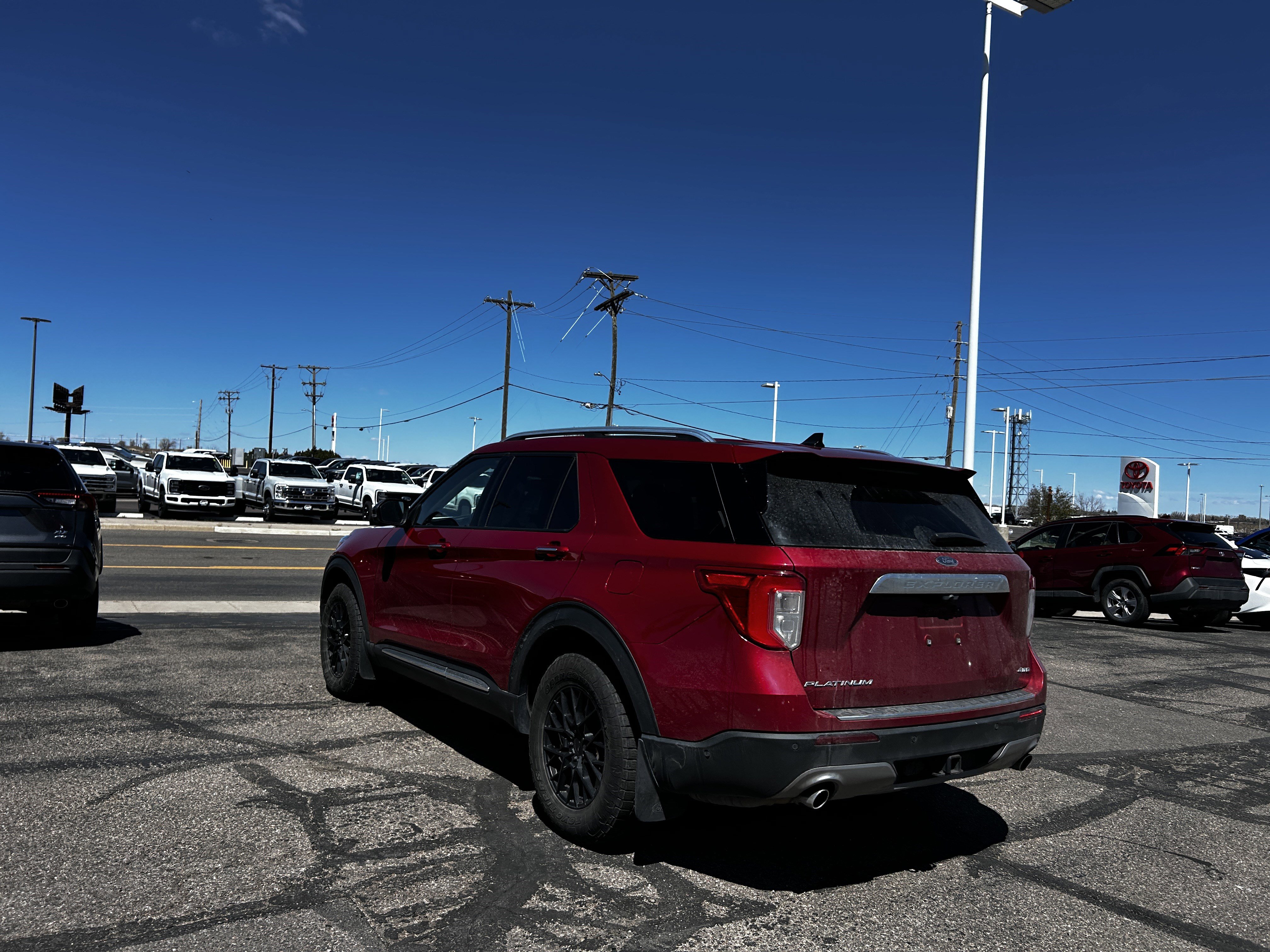 Used 2022 Ford Explorer Platinum w/ Premium Technology Package AWD/4WD image 3