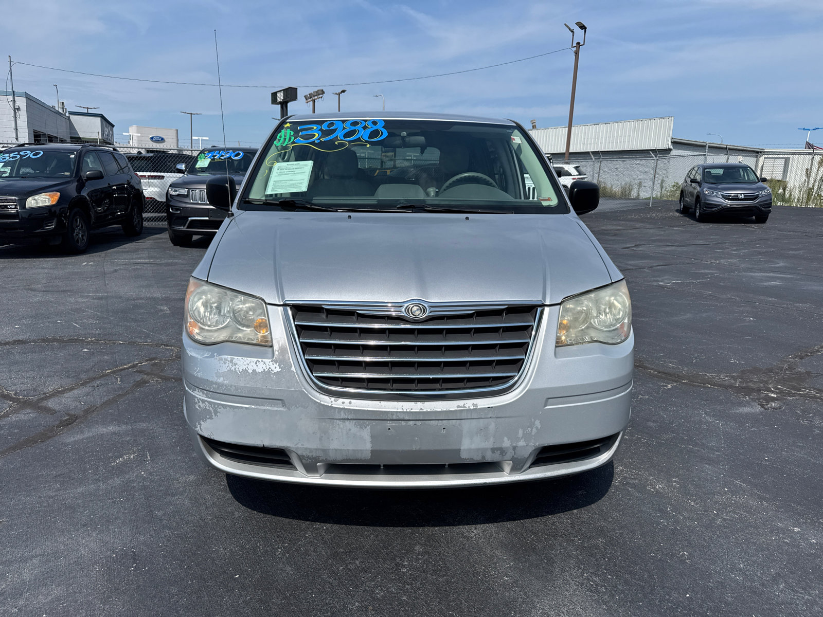 Used 2009 Chrysler Town & Country LX image 2