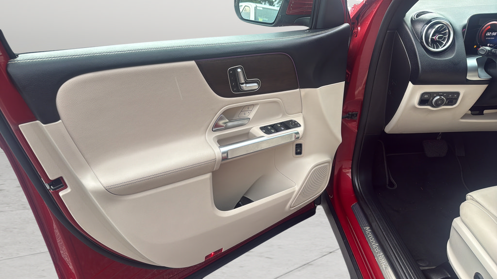 Used 2021 Mercedes-Benz GLB 250 w/ Premium Package image 10