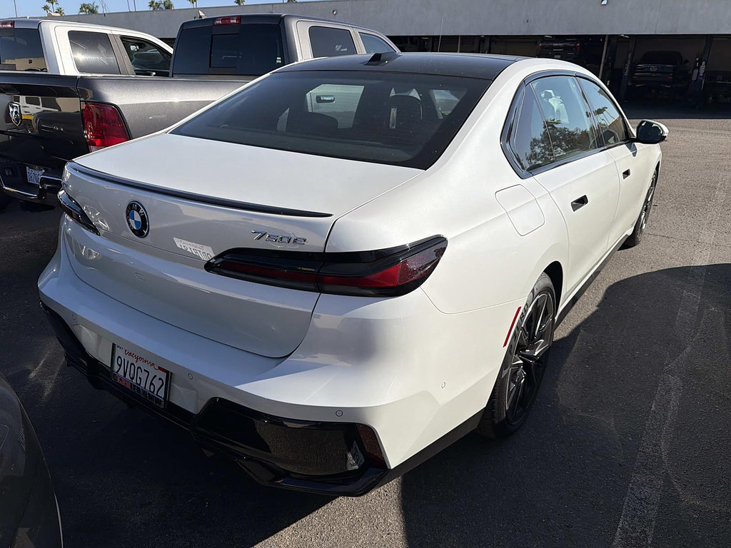 Used 2025 BMW 750e xDrive AWD/4WD image 4